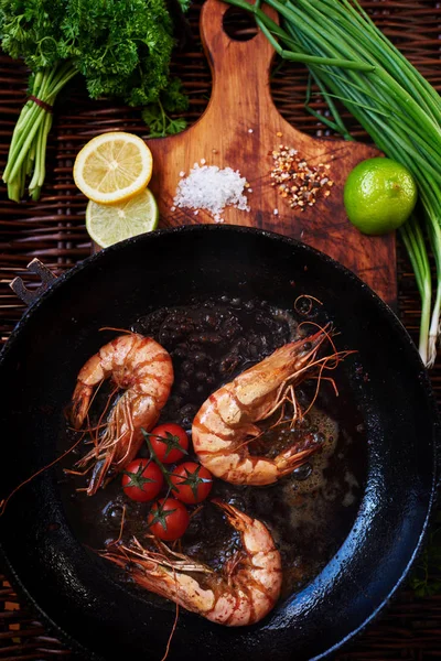 Cocine Langostinos Fritos Para Ensalada Camarones Frescos Cebolla Tomate Tres — Foto de Stock