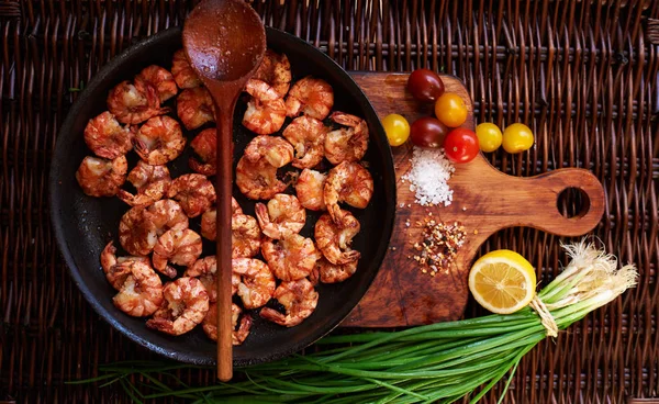 Composition Shrimp Large Black Skillet Just Fried High Heat Large — Stock Photo, Image