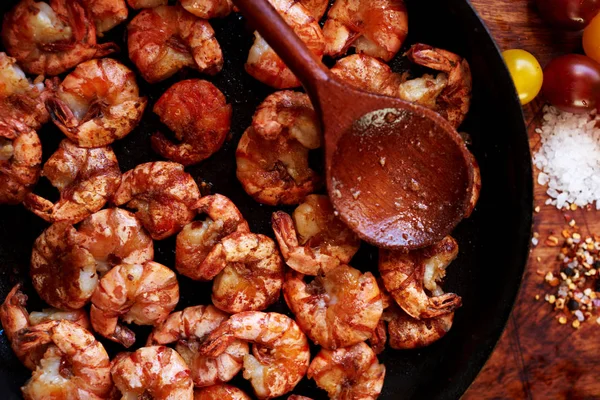 lezzetli karides kızartma tavada hazırlanan.