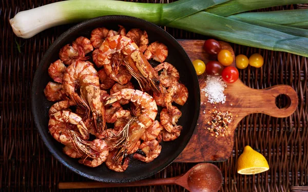 Ev hanımı kızarmış meze, Royal karides, kaplan karides, yengeç, tek bir parlak kontrast çanak limon dilimleri, kiraz domates ve parey ile ortaya konulan kesmek ve sadece bir tabağa koy