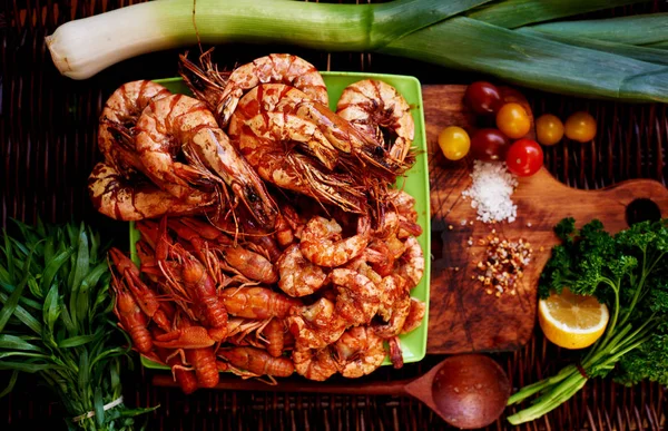 Plato Verde Brillante Forrado Con Gran Aperitivo Cualquier Mesa Camarones — Foto de Stock