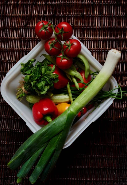Verduras Apiladas Con Utensilios Plástico Para Lavarlas —  Fotos de Stock