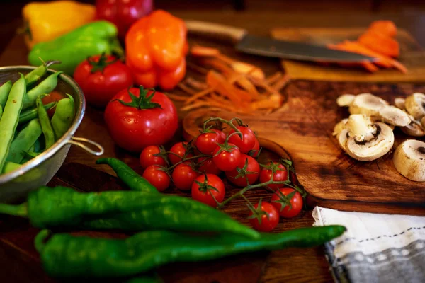 Tomates Pimentas Vermelhas Pimenta Estão Uma Tábua Cortar Uma Faca — Fotografia de Stock