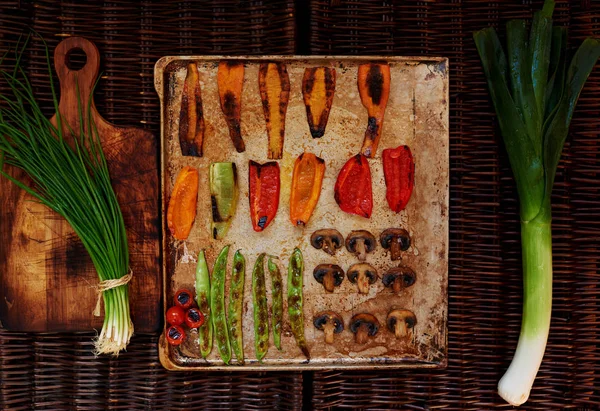 Cozido Uma Frita Legumes Espalhados Uma Assadeira Ordem Dois Lados — Fotografia de Stock