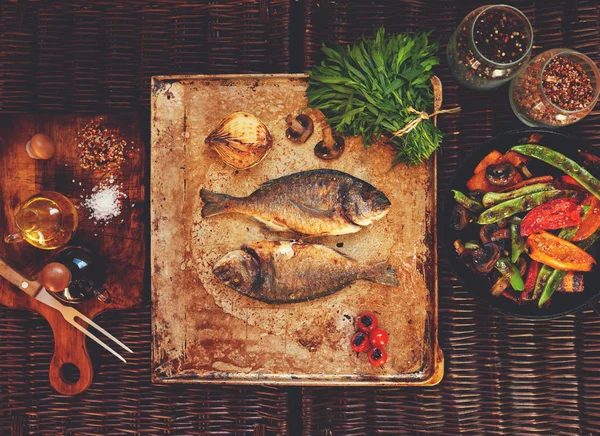 Cozinhe Dois Pequenos Peixes Dourados Cabeça Bream Assados Forno Até — Fotografia de Stock
