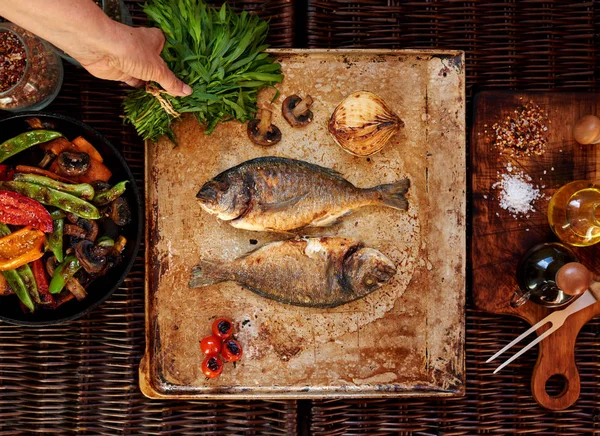 Cozinhe Dois Pequenos Peixes Dourados Cabeça Bream Assados Forno Até — Fotografia de Stock