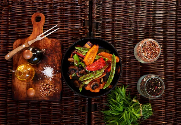 Gegrilde Groenten Huisvrouw Leg Een Diep Gietijzeren Kookgerei Buurt Van — Stockfoto