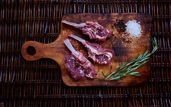 Lammkoteletts Mit Salz Und Pfeffer Bestreuen Kann Auch Eine Vielzahl — Stockfoto