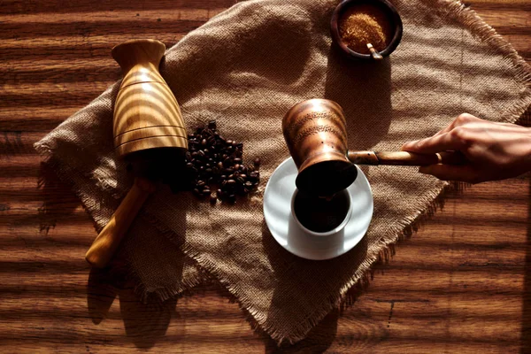 Ober Giet Verse Koffie Een Witte Kop Schotel Die Staat — Stockfoto