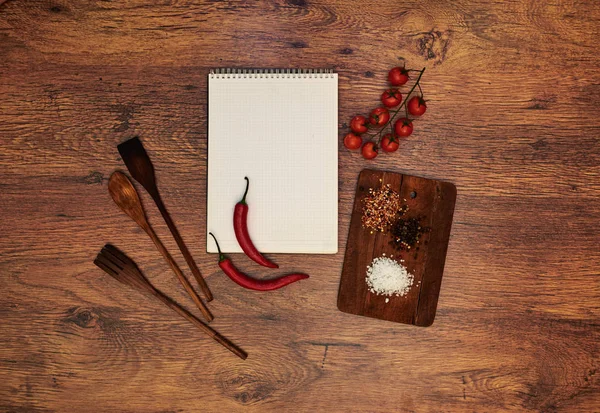 Mutfakta, Restoran hangi bir kesme tahtası domates sosu hazırlanacak yanında yatarken yaptı bir defter öğrenci şefler.