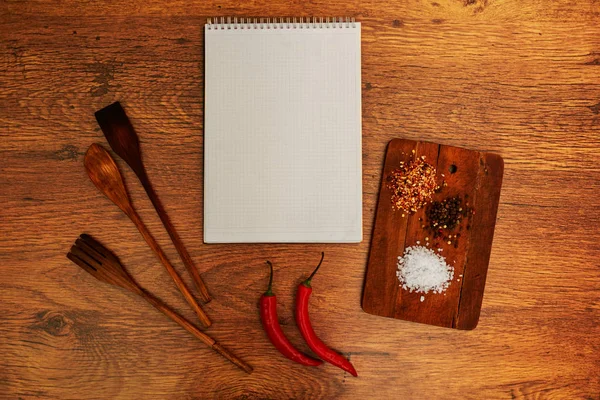 Cocina Restaurante Cuaderno Chefs Estudiantes Dejaron Tirado Lado Una Tabla — Foto de Stock