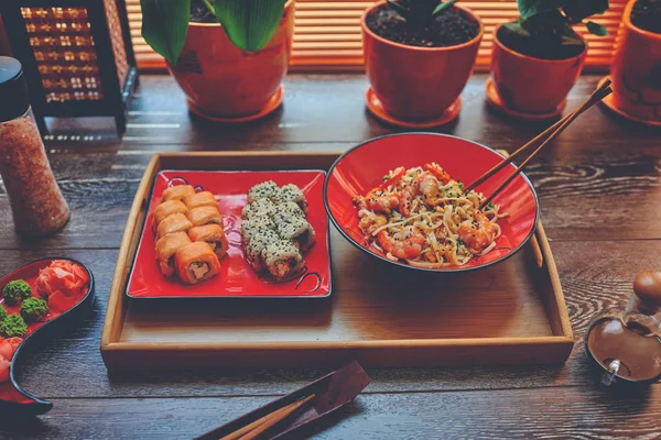 Mesa Hay Aderezo Madera Dos Platos Rojos Con Fideos Japoneses — Foto de Stock