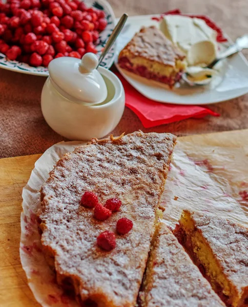 Cocina Cortar Charlotte Pastelería Con Fresas Entregado Con Helado Vainilla — Foto de Stock