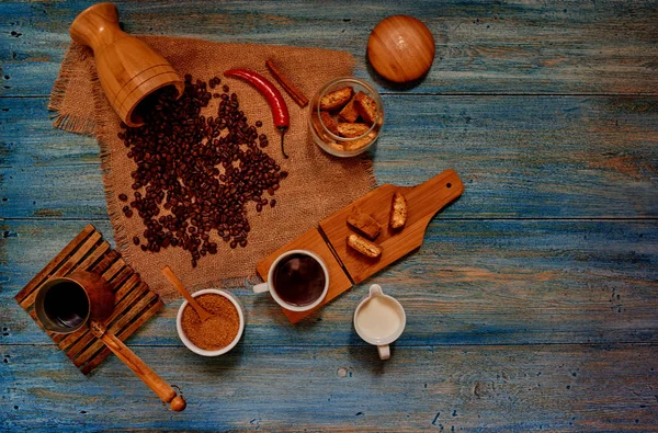 Ochtendpauze Koffie Geserveerd Binnenlandse Keuken Tafel Vintage Blauwe Knapperige Koekjes — Stockfoto