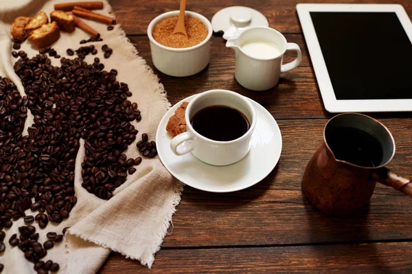 Tafel Het Kantoor Een Witte Kop Verse Zwarte Koffie Een — Stockfoto