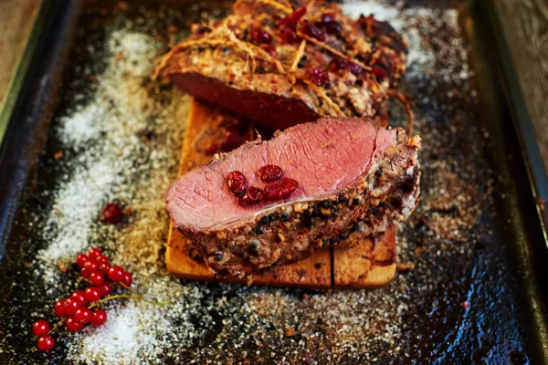 Hausfrau Gebraten Für Das Abendessen Für Ihre Familie Lamm Legte — Stockfoto