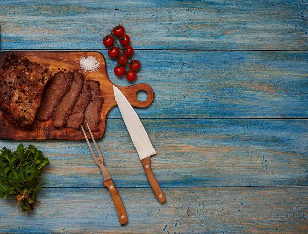 Aferin, kuzu büyük bir parça taze domates ve otlar bir salata ile servis restoran, onun konukları besler et bölümleri, ince dilimler halinde kesip aşçı