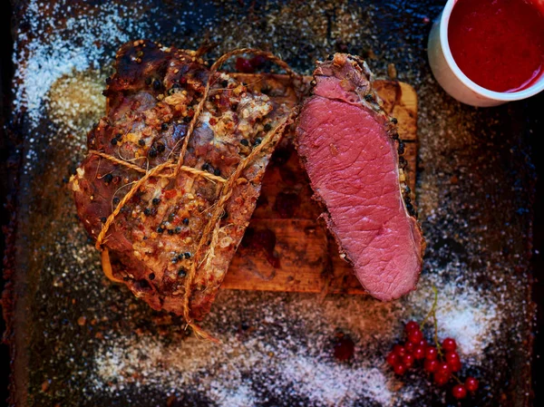 Ama Casa Sacó Del Horno Gran Pedazo Cerdo Que Cocinó — Foto de Stock