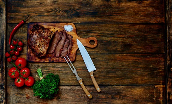 Apetitivo Trozo Cerdo Picado Trozos Pequeños Acostado Una Mesa Madera — Foto de Stock