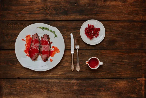 Trendy steakhouse, sunulan Izgara Dana pirzola yemek, döktü üzerinde üst, gümüş çatal bıçak takımı yalan yakın sos