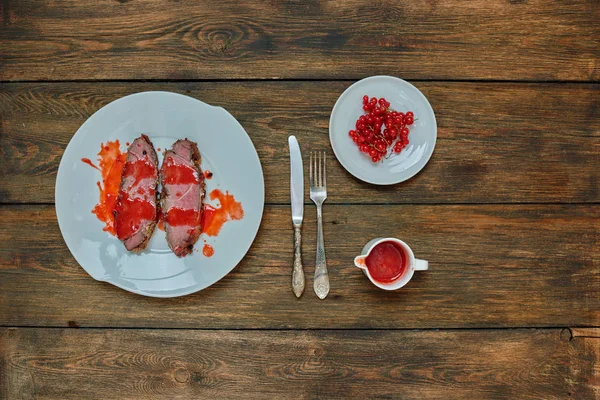 Bir şık beyaz tabak içinde sulu Kuzu fileto üstte enfes bir sos boğulmuş olduğunu