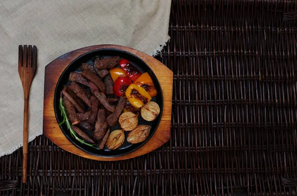 Ama Casa Cortar Carne Trozos Pequeños Para Alimentar Familia Para —  Fotos de Stock