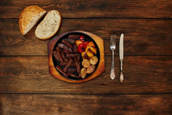 Cozinheiro Servido Uma Refeição Deliciosa Saudável Para Duas Pessoas Carne — Fotografia de Stock