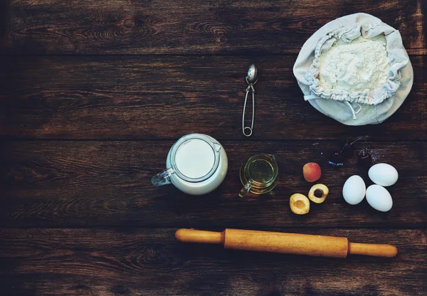 Cuoco Panificio Italiano Prepara Mattina Cuochi Croissant Ripieni Frutta Fresca — Foto Stock