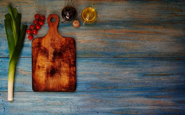 Ein Werbeplatz Auf Einem Blauen Holztisch Auf Dem Die Produkte — Stockfoto