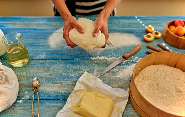 Ev hanımı kiraz, kiraz ve kayısı ile hafif tatlı gelen pişirmeye puf böreği tutar