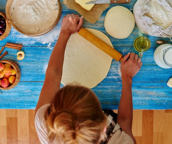 Deeg Brood Pizza Taart Recept Zelfgemaakte Voorbereiding Vrouwelijke Baker Handen — Stockfoto