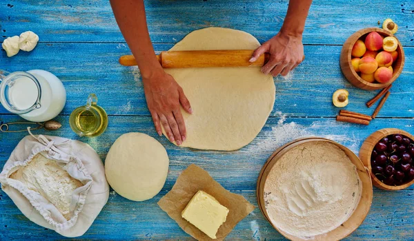 Cocinar Ingredientes Para Masa Pastelería Huevos Harina Mantequilla Sobre Madera — Foto de Stock