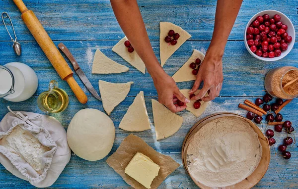 Matlagning Hemmet Koka Som Serverar Intressanta Säsongens Bär Ekologiska Produkter — Stockfoto