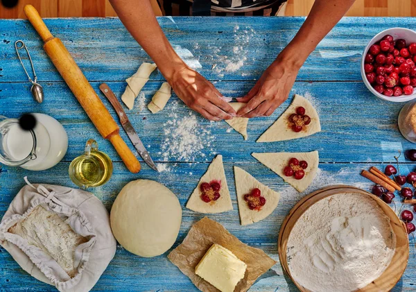 Ella Pone Relleno Cereza Sobre Masa Espolvorea Azúcar Morena Serán — Foto de Stock