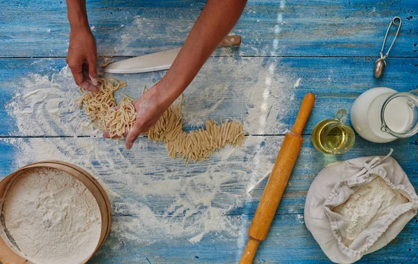 Processo Fazer Macarrão Caseiro Uma Mulher Faz Massa Tradicional Italiana — Fotografia de Stock