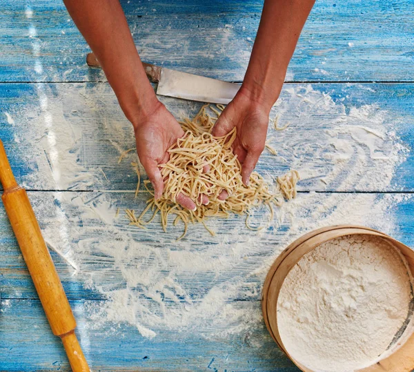 Processo Fazer Macarrão Caseiro Uma Mulher Faz Massa Tradicional Italiana — Fotografia de Stock