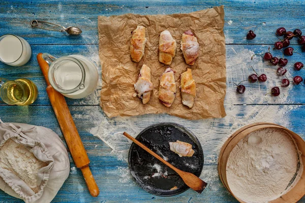 Huisvrouw Voorbereid Voor Dessert Bagels Gevuld Met Kersen Jam Bestrooi — Stockfoto