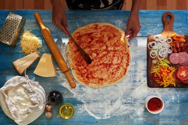 Housewife Smeared Thin Spicy Tomato Sauce Pizza Dough Pizza Lies — Stock Photo, Image