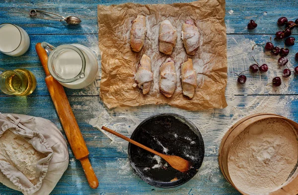 Helyzet Édesség Főzni Bagels Töltött Cseresznye Tedd Papír Sütés Hazugság — Stock Fotó