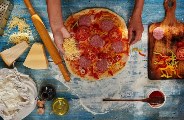 妇女手厨师意大利餐馆比萨 放置馅料 洒与乳酪 Pitsey 是被切碎的胡椒和蕃茄的板 — 图库照片