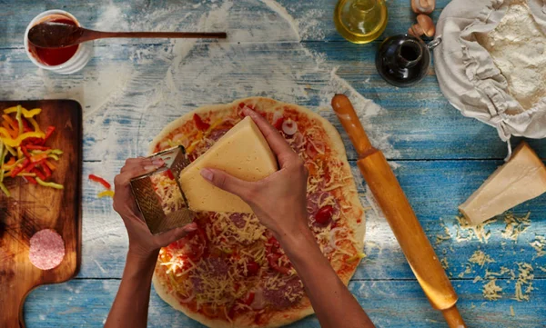 木制餐桌上的原料披萨配料 准备古典比萨 在比萨里加奶酪 意大利食品自制概念 — 图库照片