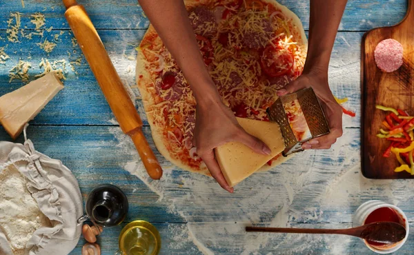 Donna Che Cucina Pizza Fatta Casa Tavolo Legno Una Cucina — Foto Stock