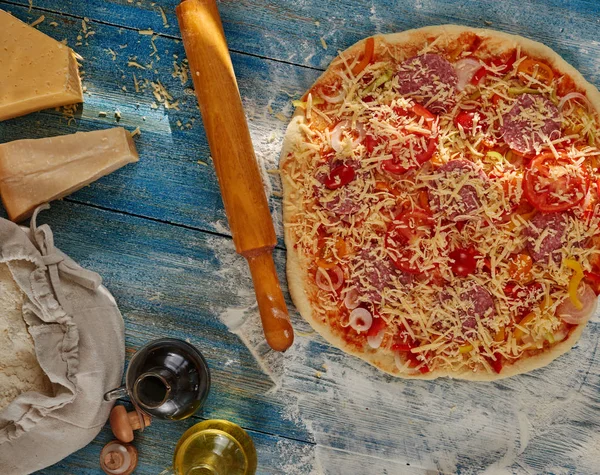 Raw Pizza Ingredients Wooden Table Preparing Classical Pizza Adding Cheese — Stock Photo, Image