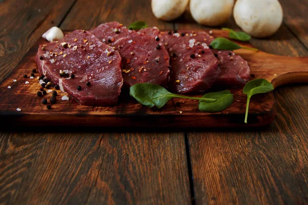 Zblízka Syrové Čerstvé Maso Ribeye Steak Bylinkami Kořením Tmavém Pozadí — Stock fotografie
