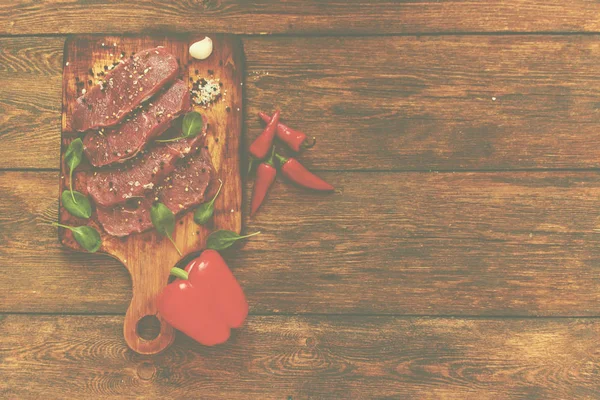 Raw Šťavnaté Steaky Zeleninou Prkénko Pohled Shora Kopií Prostor — Stock fotografie