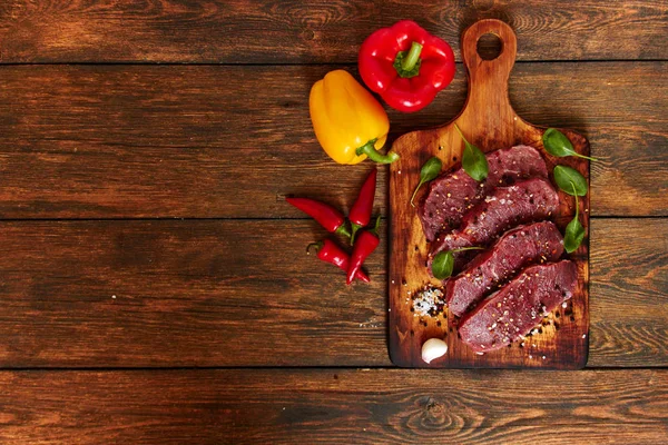 Filetes Carne Jugosos Crudos Listos Para Asar Sobre Fondo Tablero — Foto de Stock