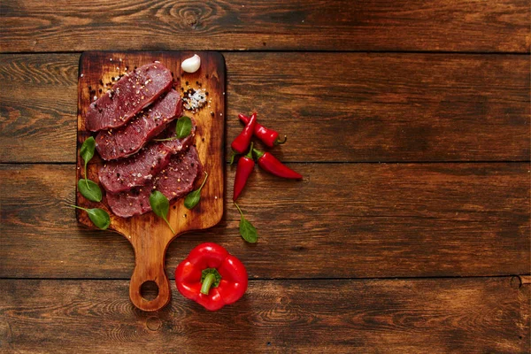 Carne Fresca Con Especias Aromáticas Sobre Fondo Madera Pimienta Hierba — Foto de Stock