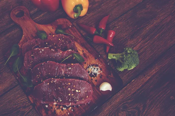 Bifes Filé Carne Com Especiarias Legumes Tábua Madeira Pimenta Sino — Fotografia de Stock