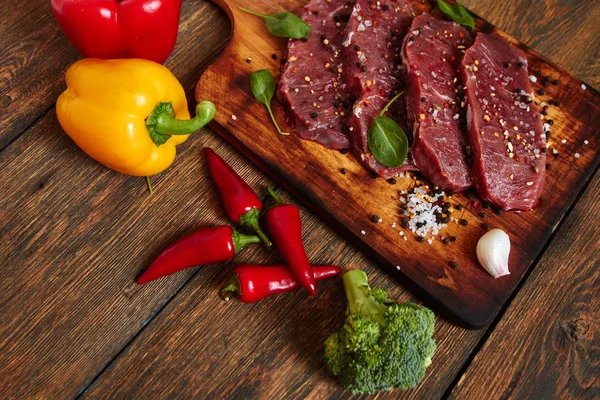 Ham Antrikot Biftek Biftek Kesme Tahtası Üzerinde Malzemelerle Yemek Organik — Stok fotoğraf