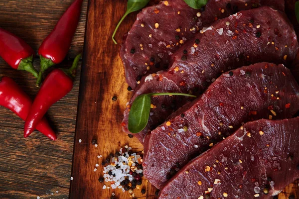 Filé Carne Fresca Com Pimenta Solt Pronto Para Grelhar Madeira — Fotografia de Stock